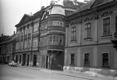 Magyarország, Győr, Széchenyi tér, szemben a Stelczer Lajos utca sarkán a Vastuskós ház, jobbra a Xantus János Múzeum (Apátúr ház)., 1970, Földvári Mihály, Fortepan #200687