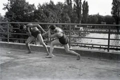 Magyarország, Pécs, Balokány fürdő, a női öltöző felettii napozóterasz., 1929, Privát Fotó és Film Archívum-Höfler Tibor gyűjtemény, strand, birkózás, Fortepan #20071