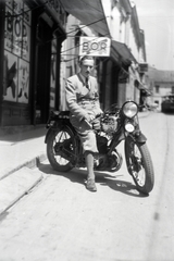 Magyarország, Pécs, Ferencesek utcája, háttérben az elefántos ház. Puch 250L típusú motorkerékpár., 1935, Privát Fotó és Film Archívum-Höfler Tibor gyűjtemény, reklám, osztrák gyártmány, Puch-márka, motorkerékpár, Puch 250, Fortepan #20073