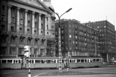 Magyarország, Budapest V.,Budapest VI., Deák Ferenc tér a Károly (Tanács) körút felé nézve. Az Anker-ház és a Madách-ház között a Király (Majakovszkij) utca torkolata., 1971, Földvári Mihály, Budapest, Fortepan #200732