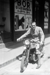 Magyarország, Pécs, Ferencesek utcája. Puch 250L típusú motorkerékpár., 1935, Privát Fotó és Film Archívum-Höfler Tibor gyűjtemény, reklám, osztrák gyártmány, Puch-márka, motorkerékpár, Puch 250, Fortepan #20074