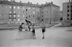 Hungary, Kazincbarcika, játszótér és park a Béke tér - Építők útja - Ifjúmunkás tér - Május 1. út lakóházai között, Cs. Kovács László szobrászművész alkotása a Golyózó fiúk (1966)., 1974, Földvári Mihály, public art, Fortepan #200740