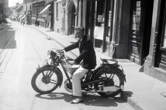 Magyarország, Pécs, Ferencesek utcája, háttérben a Ferences templom. Puch 250L típusú motorkerékpár., 1935, Privát Fotó és Film Archívum-Höfler Tibor gyűjtemény, reklám, osztrák gyártmány, Puch-márka, motorkerékpár, Puch 250, borkimérés, Fortepan #20075