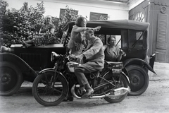 Puch 250L típusú motorkerékpár., 1935, Privát Fotó és Film Archívum-Höfler Tibor gyűjtemény, közlekedés, osztrák gyártmány, Puch-márka, motorkerékpár, automobil, zsalugáter, Puch 250, nyújtott láb, autón ülni, Fortepan #20077