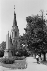 Magyarország, Szentes, Luther (Tolbuhin tér) szovjet emlékmű, jobbra a Kossuth Lajos utca, szemben az evangélikus templom., 1968, Földvári Mihály, templom, emlékmű, szovjet emlékmű, Fortepan #200781