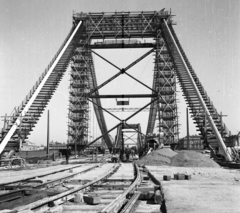 Magyarország, Budapest, az épülő Erzsébet híd a budai hídfőtől nézve., 1964, Urbán Tamás, hídépítés, állvány, Fortepan #20081