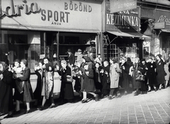 Magyarország, Budapest VII., a felvétel a Rákóczi út 32. számú ház előtt készült., 1944, Fortepan, holokauszt, középület, Budapest, zsidóüldözés, póz, Dávid csillag, Fortepan #200878