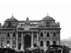 Magyarország, budai Vár, Budapest I., Szent György tér, szemben a Királyi Palota (később Budavári Palota) romos főkapuja., 1945, Fortepan, Budapest, háborús kár, épületkár, járműroncs, szoborcsoport, Fortepan #200882