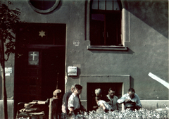 Magyarország, Budapest III., Tímár utca 2. Kényszerlakhelyként kijelölt un. csillagos ház., 1944, Fortepan, holokauszt, színes, orvos, ostor, szódás, kereszt_jelkép, szódásüveg, Budapest, gettó, pénztárca, zsidóüldözés, zománctábla, Fortepan #200922