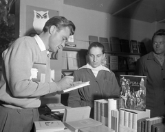 Magyarország, Budapest V., Budapest V. Vörösmarty tér, Ünnepi könyvhét. Bitskey Tibor színművész dedikál., 1958, Kotnyek Antal, színházművészet, autogram, Budapest, híres ember, Fortepan #20093