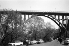 Magyarország, Veszprém, Kittenberger Kálmán utca, Szent István völgyhíd (Viadukt), háttérben a Vár., 1975, Gaál Bertalan, viadukt, Fortepan #200930