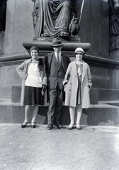 Hungary, Budapest V., Széchenyi István (Ferenc József) tér, háttérben a Széchenyi szobor talapzata és mellékalakjai., 1932, Gara Andor, Budapest, three people, Fortepan #200941