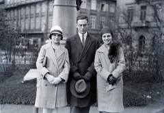 Hungary, Budapest V., Széchenyi István (Ferenc József) tér Salamon Ferenc mellszobrának talapzata előtt, a háttérben a Vigyázó Ferenc utca torkolata., 1932, Gara Andor, Budapest, gentleman, three people, fur, coat, hat in hand, women, Fortepan #200942