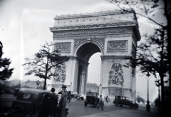 Franciaország, Párizs, Place Charles de Gaulle (Place de l'Étoile), Diadalív. A kép az Avenue de Friedland sarkáról késszült., 1929, Gara Andor, Fortepan #200957