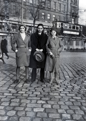 Hungary, Budapest V., a felvétel a pesti alsó rakparton készült, háttérben a Dunakorzó és a Thonet-udvar., 1932, Gara Andor, Budapest, hat in hand, three people, tram, Fortepan #200973