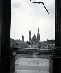 Magyarország, Szeged, kilátás a Móra Ferenc Múzeum felől a Móra parkra, háttérben a Fogadalmi templom., 1933, Gara Andor, szökőkút, Fortepan #201017