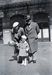 Magyarország, Budapest VII., Király utca 13., Gozsdu-udvar., 1936, Gara Andor, Budapest, léggömb, ünneplő ruha, svájcisapka, család, Fortepan #201045