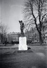 Magyarország, Budapest V., Szabadság tér, a Magyar Fájdalom szobra (Emile Guillaume, 1932.)., 1936, Gara Andor, Budapest, Fortepan #201048