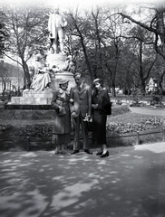 Magyarország, Budapest V., Erzsébet tér, Semmelweis Ignác szobra (Stróbl Alajos, 1906.), háttérben balra a Nemzeti Szalon, jobbra a távolban Veres Pálné szobra., 1936, Gara Andor, Budapest, Fortepan #201050