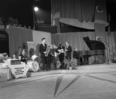 Magyarország, Budapest XIV., Istvánmezei út, Jégszínház, a Magyar Televízió Ki mit tud? 1962. műsorának döntője., 1962, Kotnyek Antal, reklám, zenekar, közönség, mikrofon, zongora, színpad, gitár, díszletháttér, nagybőgő, dob, reflektor, szaxofon, Budapest, cintányér, Fortepan #20106