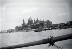 Magyarország, Budapest V., evezősök a Dunán, háttérben a Parlament., 1934, Gara Andor, országház, Budapest, Fortepan #201071