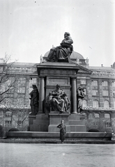 Magyarország, Budapest V., Széchenyi István (Ferenc József) tér, Deák Ferenc szobra (Huszár Adolf, 1887.), háttérben a Pesti Magyar Kereskedelmi Bank székháza (később Belügyminisztérium)., 1932, Gara Andor, Budapest, Fortepan #201078