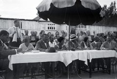 Magyarország,Dunakanyar, Nagymaros, nagymarosi strand, a szépségkirálynő-választás zsűrije, középen az elnök Gál Júlia az 1933-as Miss Magyarország., 1933, Gara Andor, napernyő, Fortepan #201092