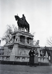 Magyarország, budai Vár, Budapest I., Szentháromság tér, Szent István szobra (Stróbl Alajos, 1906.) a Halászbástyánál., 1935, Gara Andor, Budapest, Fortepan #201102