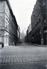 Hungary, Budapest V., a Zrínyi utca a Széchenyi István (Ferenc József) tér felől a Szent István-bazilika felé nézve. Jobbra a Gresham-palota sarka., 1937, Gara Andor, Budapest, Fortepan #201110