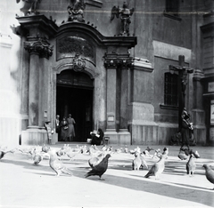 Hungary, Budapest V., Ferenciek tere, a Belvárosi Ferences templom bejáratánál., 1937, Gara Andor, church, Budapest, Fortepan #201113