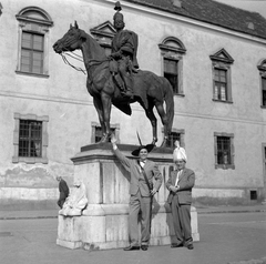 Magyarország, budai Vár, Budapest I., Úri utca - Szentháromság utca sarok. Csákányi László és Rátonyi Róbert színművészek Hadik András lovasszobránál., 1962, Kotnyek Antal, híres ember, utcakép, jelmez, lovas szobor, Budapest, Hadik András-ábrázolás, Fortepan #20112