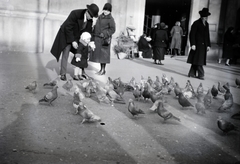 Magyarország, Budapest V., Ferenciek tere, a Belvárosi Ferences templom bejáratánál., 1934, Gara Andor, Budapest, Fortepan #201138