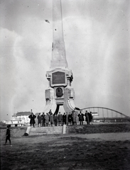 Magyarország, Győr, Cziráky-emlékmű, háttérben a Kossuth híd a Mosoni-Duna felett, 1934, Gara Andor, emlékmű, Fortepan #201143