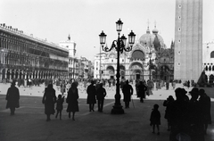 Olaszország, Velence, Szent Márk tér, balra a Prokurátori Palota mellett az óratorony, jobbra a Szent Márk-székesegyház és a harangtornya (Campanile)., 1931, Gara Andor, Fortepan #201149