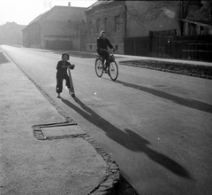 Magyarország, Szeged, Maros utca., 1959, Kotnyek Antal, kerékpár, utcakép, roller, árnyék, gyerek, Fortepan #20115