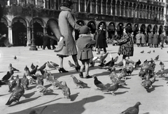 Olaszország, Velence, Szent Márk tér, háttérben a Prokurátori Palota., 1931, Gara Andor, galamb, Fortepan #201161