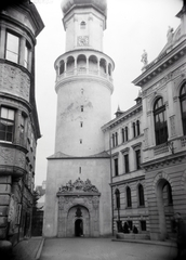 Magyarország, Sopron, Fő (Ferenc József) tér, Tűztorony és a Hűségkapu, balra a Storno-ház, jobbra a Városháza., 1930, Gara Andor, toronyóra, Fortepan #201173