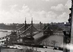 Magyarország, Budapest V.,Budapest XI., a Szabadság (Ferenc József) híd és a Szent Gellért tér épületei a Fővám tér egyik lakóházából nézve., 1935, Gara Andor, Budapest, Fortepan #201182