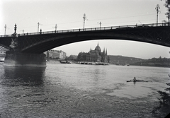 Magyarország, Margitsziget, Budapest II.,Budapest V., kilátás a Margit híd és a Parlament felé a szigeti lejáró környékéről., 1929, Gara Andor, országház, Budapest, Fortepan #201184