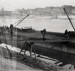 Magyarország, Budapest XI.,Budapest IX., budai alsó rakpart a Műegyetem rakpart alatt, túlparton a Fővámpalota (később Corvinus Egyetem)., 1933, Gara Andor, Budapest, kerékpár, Fortepan #201236