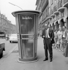 Magyarország, Budapest VII., Erzsébet (Lenin) körút, Mányai Lajos színművész a Madách Színház épülete előtt., 1963, Kotnyek Antal, színházművészet, telefonfülke, színész, Budapest, Fortepan #20127