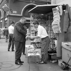 Magyarország, Budapest VII., Erzsébet (Lenin) körút - Wesselényi utca sarok, Mányai Lajos színművész., 1963, Kotnyek Antal, újságárus, Budapest, vásárlás, híres ember, életkép, Közért Vállalat, Fortepan #20130