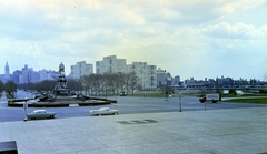 Amerikai Egyesült Államok, Pennsylvania állam, Philadelphia, Washington Monument (Rudolf Siemering, 1897.), a Philadelphia Museum of Art lépcsöjéröl a Benjamin Franklin Parkway felé fényképezve., 1962, Gergely György, színes, Fortepan #201301