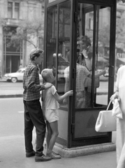 Magyarország, Budapest VII., Erzsébet (Lenin) körút, szemben a 23. számú épület., 1963, Kotnyek Antal, telefonfülke, táska, Budapest, Fortepan #20131