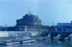 Olaszország, Róma, előtérben a Tevere folyó, jobbra a Ponte Sant'Angelo. Szemben az Angyalvár (Castel Sant'Angelo), Hadrianus császár síremléke., 1960, Gergely György, színes, Fortepan #201314