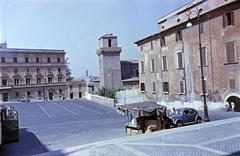 Olaszország, Róma, Piazza San Pietro in Vincoli, középen a Borgiák tornya (Torre dei Borgia), a Paolai Szent Ferenc-templom (San Francesco di Paola) harangtornya., 1960, Gergely György, színes, Fiat-márka, automobil, Fortepan #201327