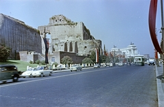 Olaszország, Róma, Via dei Fori Imperiali, középen Constantinus és Maxentius bazilikája a Forum Romanum-on, jobbra a háttérben a II. Viktor Emánuel emlékmű., 1960, Gergely György, színes, zászló, Fortepan #201328