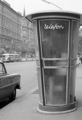 Magyarország, Budapest VII., Erzsébet (Lenin) körút a Madách Színház felől a Király (Majakovszkij) utca felé nézve., 1963, Kotnyek Antal, autóbusz, magyar gyártmány, Ikarus-márka, telefonfülke, Ikarus 60 csuklós, Budapest, tipográfia, Fortepan #20133