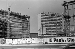 Németország, Berlin, Nyugat-Berlin, Hardenbergstrasse. A két épület között háttérben a Zoologischer Garten vasútállomás., 1960, Gergely György, Nyugat-Berlin, modern építészet, magasház, munkatér-határolás, reklám, Fortepan #201331