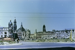 Németország, Drezda, Ernst-Thälmann-Straße (később Wilsdruffer Straße), Alter Markt, bal oldalon a Drezdai Kastély (Residenzschloss) romjai, mögötte Szentháromság Katolikus Főtemplom (Hofkirche) tornya. A kép közepén a Sächsisches Ständehaus tornya látható., 1960, Gergely György, színes, NDK, épületkár, Fortepan #201334